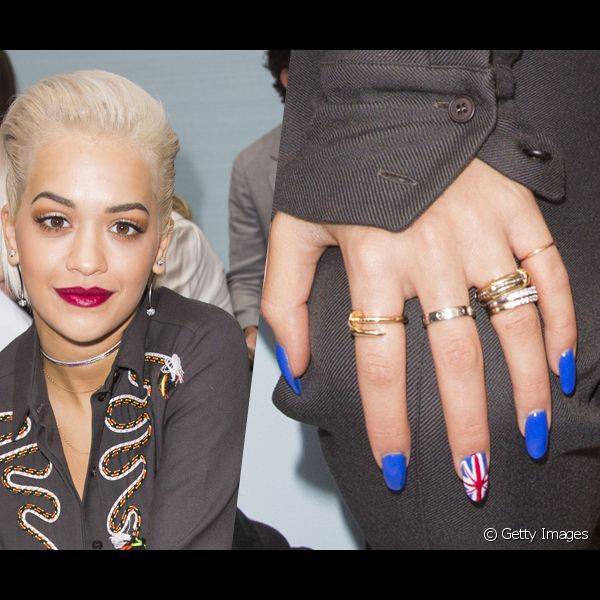 Rita Ora criou nail art no estilo filha única sobre esmalte azul cobalto para assistir ao desfile de Hunter article_media_new_1inal durante a Semana de Moda de Londres